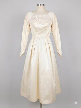 Vintage Ivory Duchess Style Wedding Gown | Scalloped Lace Bodice & Basque
